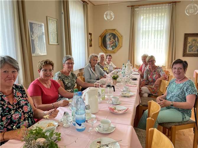 Bei Kaffee und Kuchen wurde im Pfarrheim viel erzählt und gelacht . Foto: OFK St. Viktor