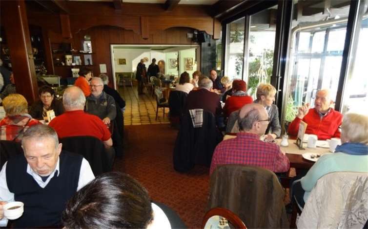 Bei Kaffee und Kuchen wurde sich in Alken gestärkt, bevor es weiter nach Traben-Trarbach ging.privat