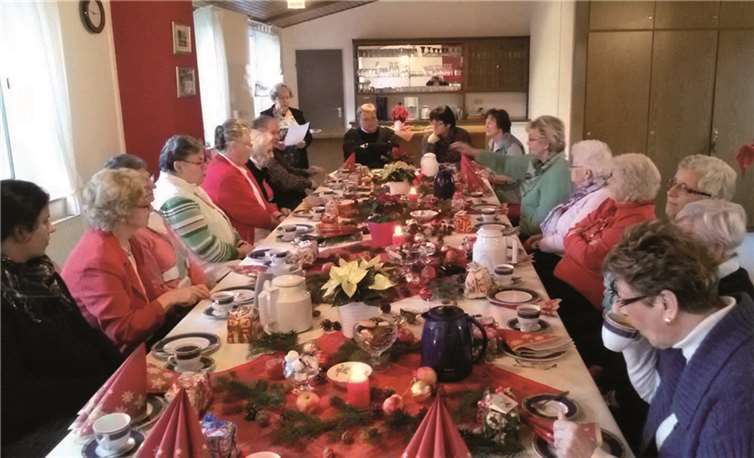 Bei Kaffee und Plätzchen wurden Geschichten über Weihnachten vorgetragen. privat