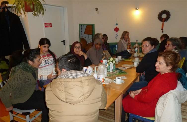 Bei Kaffee und Waffeln kamen die Gäste ins Gespräch. privat