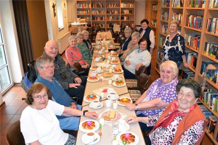 Bei Kaffee und diversen Getränken ließen die Senioren es sich schmecken. Foto: privat