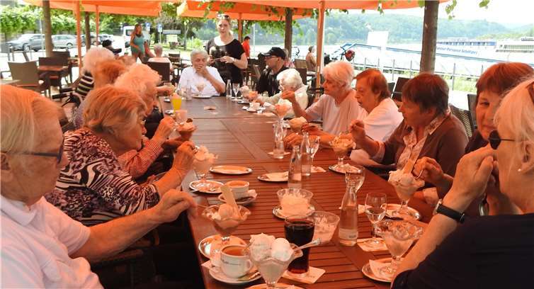 Bei Kaffee und einem Eis genossen die Senioren den Nachmittag. Privat