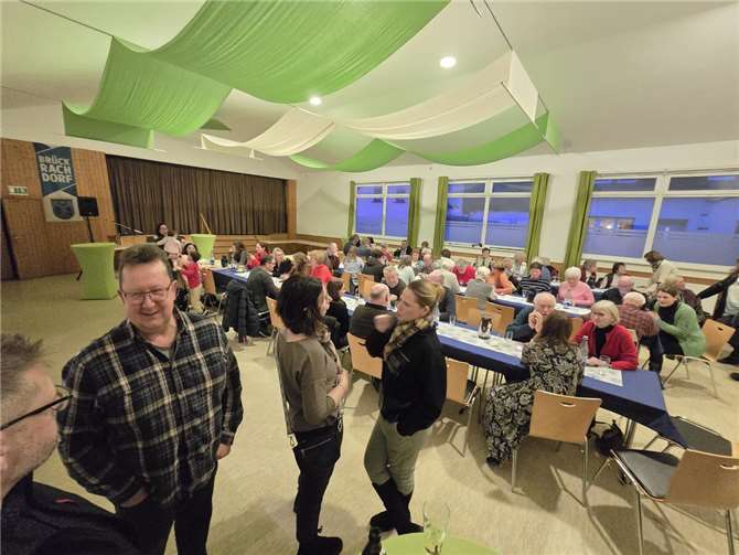 Bei Kaffee und selbst gebackenen Kuchen verbrachten Jung und Alt gemütliche Stunden bei netten Gesprächen miteinander.