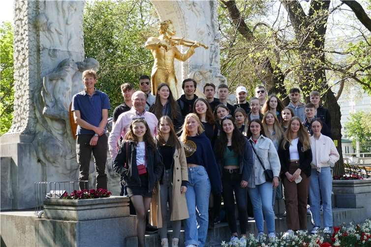 Bei Kaiserwetter am goldenen Johann-Strauß-Denkmal im Stadtpark.  Foto: privat