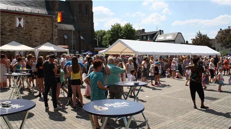 Bei Kaiserwetter - der gut gefüllte Dorfplatz.C. Pfenning