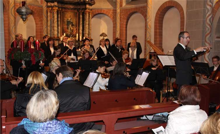 Bei Kanon „Mach dich auf und werde Licht“ gab Martin Monter auch den Konzertbesuchern den Einsatz.-dl