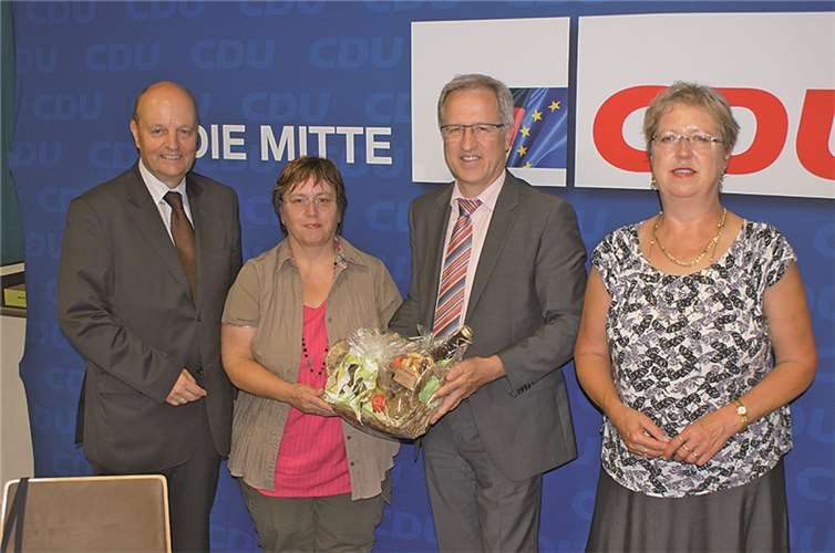 Bei Karin Häfner (2.v.l.) bedankten sich der Kreisvorsitzende Dr. Adolf Weiland (l.), die stellvertretende Vorsitzende Gabriele Schmalenbach (r.) und Gemeindeverbandsvorsitzender Josef Dötsch (2.v.r.). privat