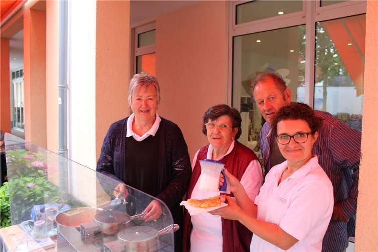 Bei „Kerit“ in der Ahrweiler Ahrhut fanden frische Waffeln reißenden Absatz.  Fotos: DU