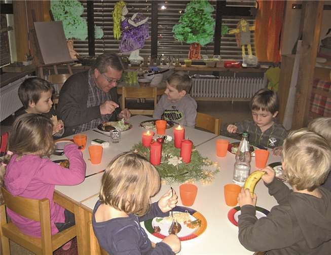Bei Kerzenlicht wurde gemütlich im Kindergarten zu Mittag gegessen.