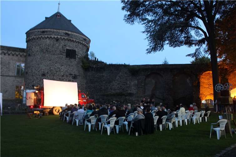 Bei "Kino & Vino" wird der Schlossgarten zu einem großen Freiluftkino. privat