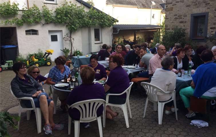 Bei Köstlichkeiten vom Grill ließ man den Tag ausklingen.privat