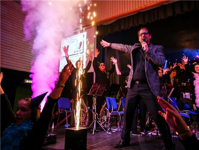 Bei Konzerten des Musikverein Löf, hat derDirigent seinen Spaß bei Interaktionen mit dem Publikum.