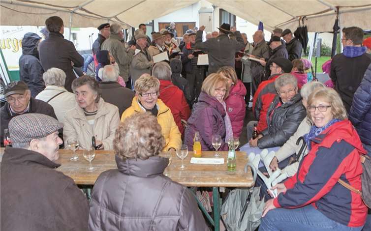 Bei Maiansingen in Gimmersdorf trotzte das Publikum dem regnerischen Wetter und stimmte frühlingshafte Lieder an.