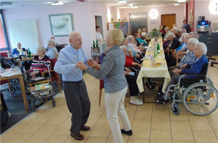 Bei Maibowle lauschten sie lustigen und besinnlichen Texten zum Monat Mai und dem Muttertag.Foto: Altenzentrum Ev. Marktkirchengemeinde