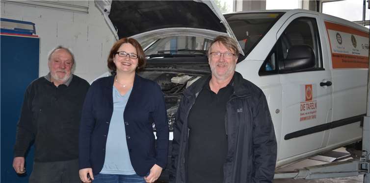 Bei Manfred Prior (links stehend) bedanken sich herzlich Christiane Böttcher und Kuno Herchenbach.privat