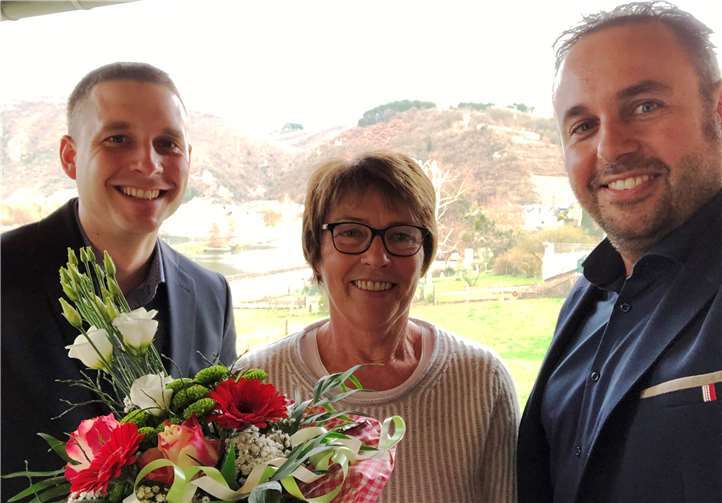 Bei Marianne Hannes bedankten sich für das ehrenamtliche Engagement in den letzten 15 Jahren Ortsbürgermeister Jens Firmenich (re.) und der Beigeordnete Andreas Griebel mit einem Blumenstrauß.Foto: privat