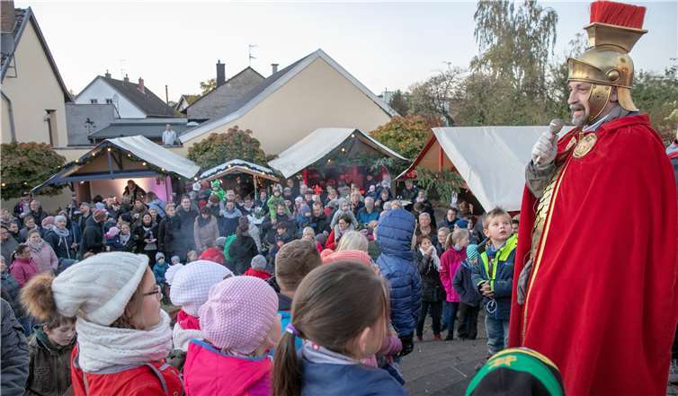 Bei Martinsmarkt in Wormersdorf, der erstmals vom neugegründetenMartinsverein ausgerichtet worden war, hatte natürlich auch St. Martin(Markus Pütz) seinen großen Auftritt auf dem Kirchplatz. Fotos: JOST