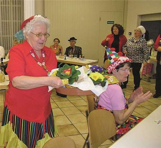 Bei “Mir schenken de Ahl e paar Blömcher“ erhielten die Seniorinnen je ein Priemelchen.privat