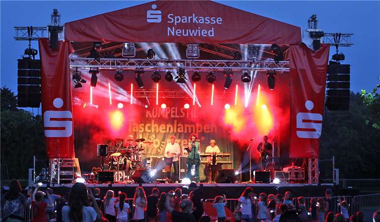 Bei Nacht erstrahlen die Taschenlampen, sodass die Atmosphäre auf dem Konzert etwas magischer wird.