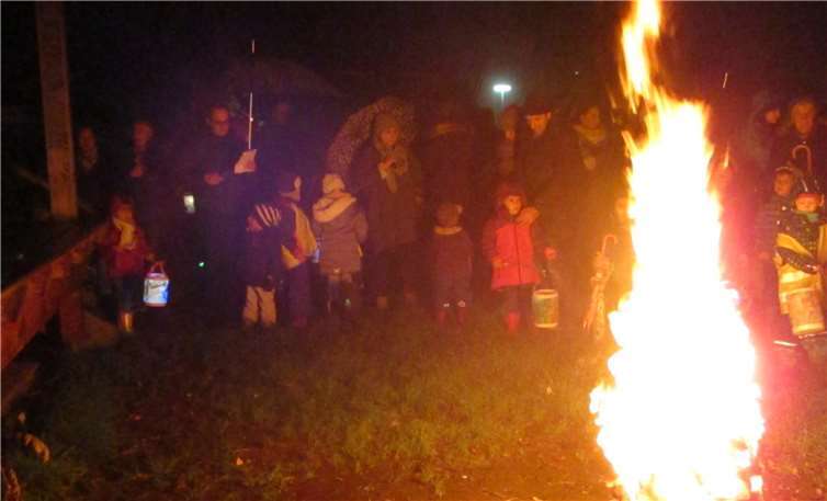 Bei Nieselregen wärmte das Martinsfeuer die singenden Kinder. privat