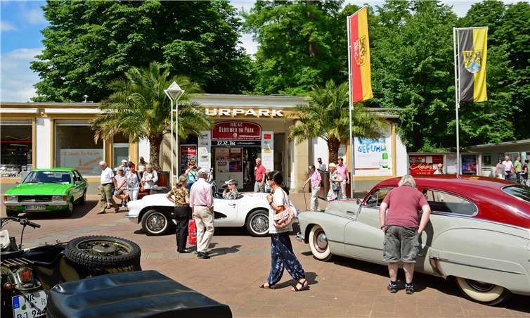Bei „Oldtimer im Park“ können die Gäste mehrere Hundert zwei- und vierrädrige Schätzchen aus vergangenen Tagen im Kurpark von Bad Neuenahr bestaunen.  AAC Bad Neuenahr