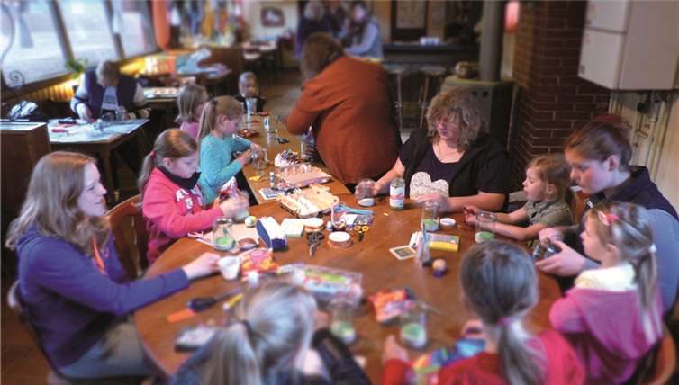 Bei Osterbasteln und Ostersuche waren mehr als 15 Kinder aktiv.privat