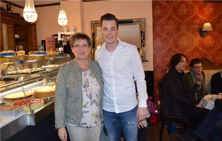 Bei Petra Pellenz und Florian Klapperich im „Misjö Dam & Kaffeehaus“ warten nicht nur leckerer Kuchen und frischer Kaffee auf Besucher, sondern auch eine große Auswahl Damen- und Herrenmode sowie Wohnaccessoires. Damit möchten die beiden Geschäftsinhaber ein urbanes und trendiges Konzept und Einkaufserlebnis auch in der Römerstadt etablieren.  AB