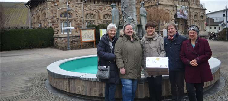 Bei Pia Herwig (Bildmitte) bedankten sich (v.l.) Marion Eisler und Ruth Fischer sowie (v.r.) Ulrike Kaiser und Wolfgang Feller für die tolle Spende. E.T. Müller