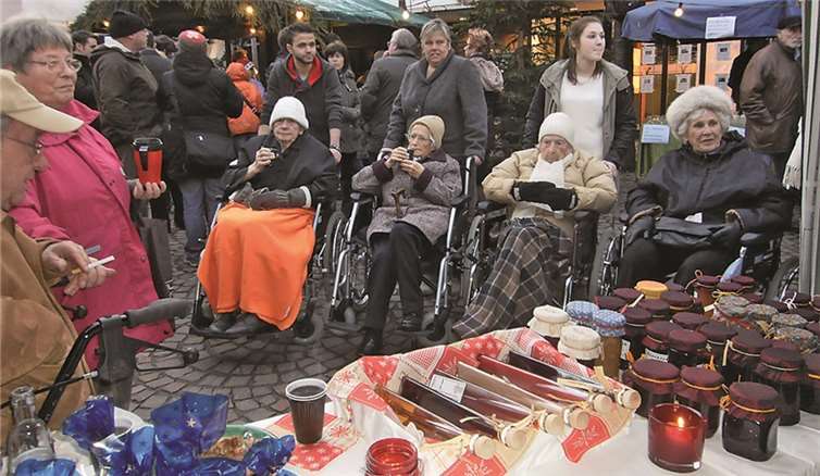 Bei Plätzchen und Glühwein genossen die Senioren die Atmosphäre. privat