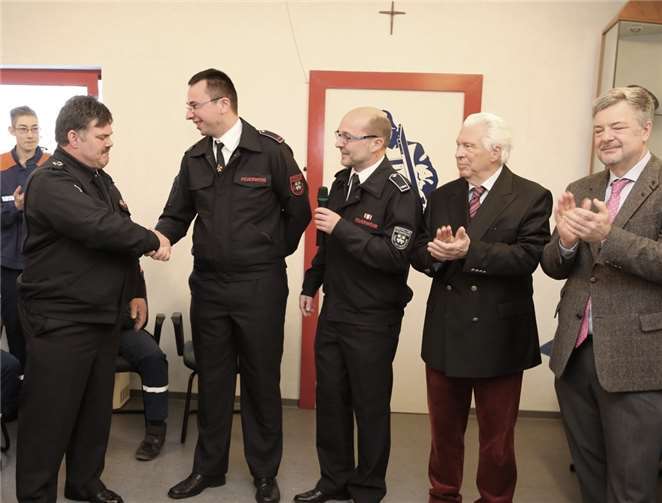 Bei Ralf Steinert (2. v. l.) bedankten sich für 10 Jahre Engagement (v.l.) Stadtwehrleiter Günter Wiegershaus, Manfred Schmitz, Ortsvorsteher Siegfried Schwaner, stv. Bürgermeister Michael Sperling.
