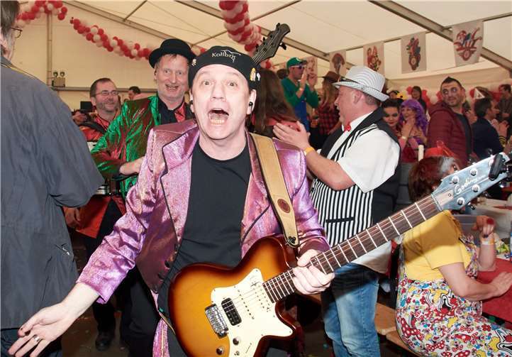 Bei „Ramba Zamba Fastelovend“ wackelt das Zelt.privat