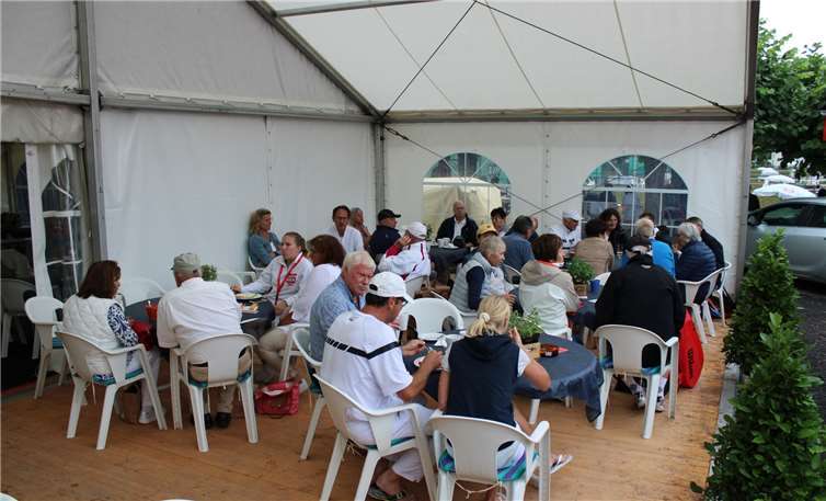 Bei Regenschauern fanden die Gäste unter dem Zeltdach gemütliche Plätze.