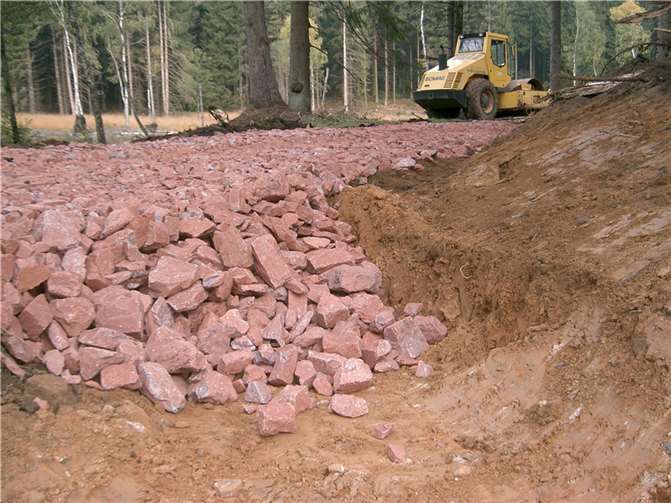 Bei Rigolen kann das Wasser langsam durchsickern. Der Weg bleibt auch dann noch befahrbar, wenn das Wetter dauerhaft nass ist. Über den Grobschotter kommt noch eine Feinschicht. Foto: Landesforsten.RLP.de/Martin Gallus