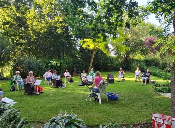 Bei Sangesschwester Bruni hatte man sich zum Proben in ihrem herrlichen Garten eingefunden. Foto: privat