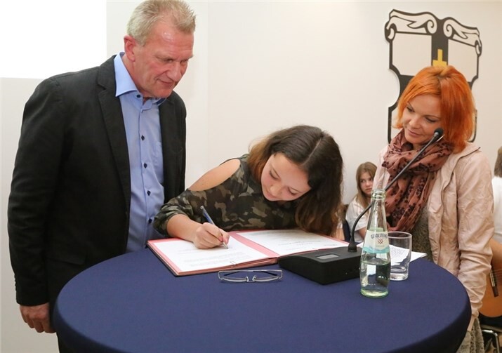 Bei Schulleiter Peter Hauck leistete Miryam Herbrich im Beisein von Mutter Petra Turczi ihre Unterschrift unter den Vertrag.