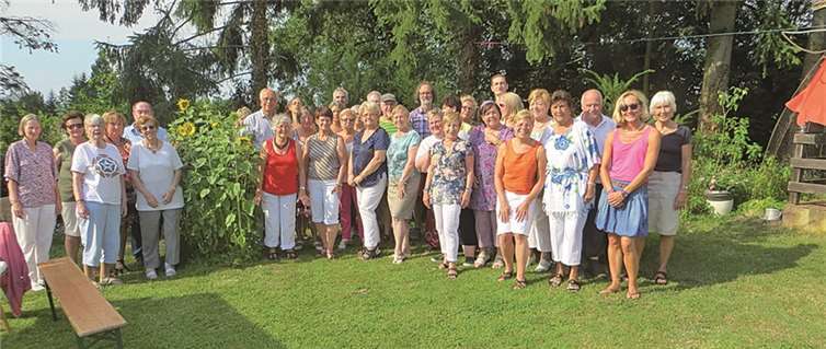 Bei Sonnenschein konnten Grillgut, Salate und Kuchen genossen werden. privat