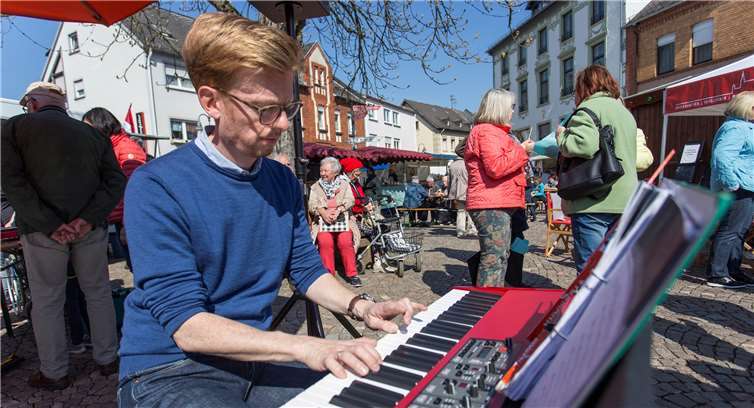 „Man kennt sich, man hilft sich“ Bei Sonnenschein und Klaviermusik von Peter Bongarderlebten die Besucher einen besonderen Wochenmarkt.