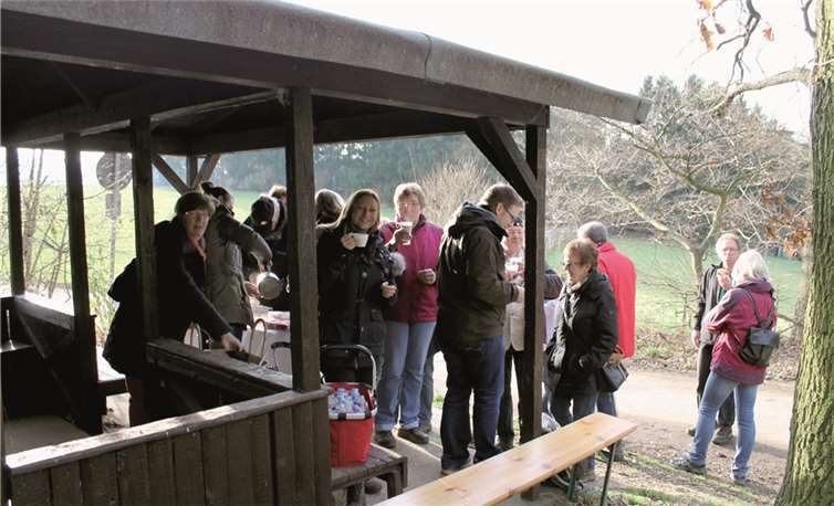 Bei Sonnenschein wanderte die Theatergruppe 1983 Westum e.V. privat