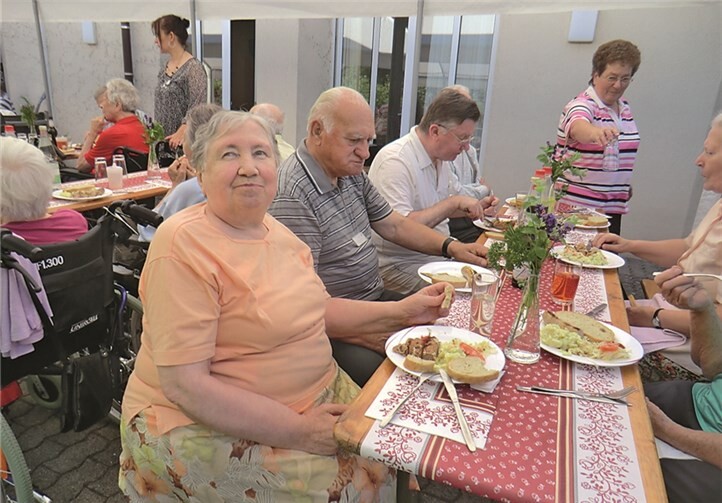 Bei Spezialitäten vom Grill und bester musikalischer Unterhaltung genossen Bewohner des Seniorenzentrums „Haus Straaten“ und Angehörige einen schönen Sommerabend. privat