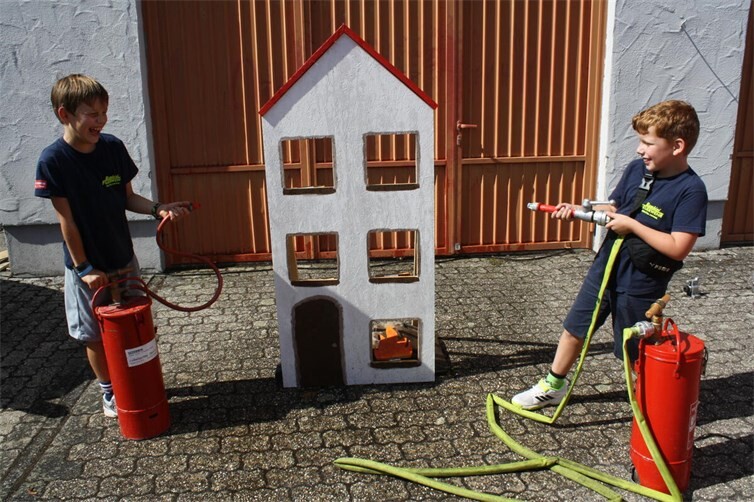 Bei Spiel und Spaß die Arbeit und den Einsatz der Feuerwehr kennenlernen. Dem Nachwuchs bereitet es erkennbar Freude.