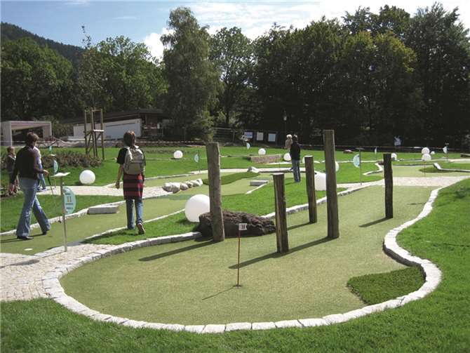 Bei Spielgolf handelt es sich um eine abgewandelte Form des Minigolfs, bei der auf naturnahen Kunstrasenbahnen gespielt wird. privat