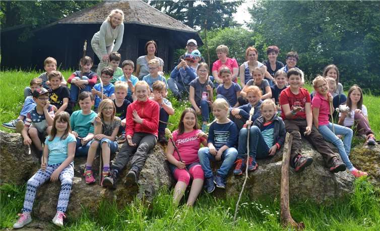 Bei Stockbrot und Lagerfeuer ließen die Kommunionkinder den schönen Tag ausklingen. privat