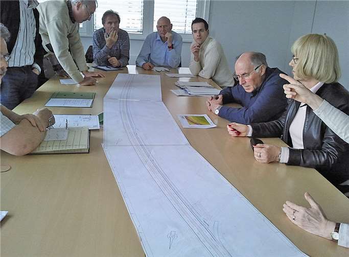 Bei Straßen NRW in Euskirchen konnten die Mitglieder der Bürgerinitiative den drei Meter langen Plan in Augenschein nehmen. privat