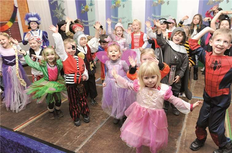 Bei Tanz- und Spieldarbietungen konnten die kleinen Jecken ihre Kostüme für die Prämierung präsentieren. FIX