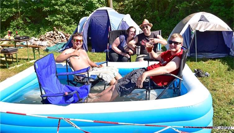 Bei Temperaturen bis zu 30 °C waren Planschbecken, die meist gesichteten Requisiten auf den Campingplätzen.
