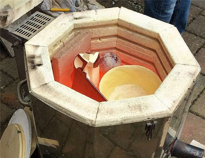 Bei Temperaturen um 1000° C werden die Figuren gebrannt.privat