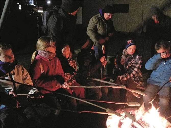 Bei Temperaturen um den Gefrierpunkt ist Stockbrot am Lagerfeuer eine Wohltat für Jung und Alt. Markus Annen