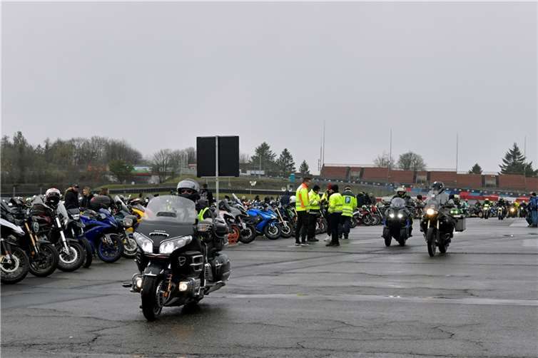 Bei Temperaturen um die 5 °C; Nieselregen und Nebelschwaden hatten sich nur die besonders Hartgesottenen unter den Bikern auf den Weg zum Nürburgring begeben. Fotos: BURG