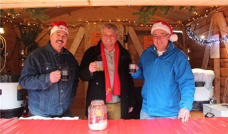 Bei Temperaturen um zwei Grad gingen heißeGetränke gut weg, wie hier am Glühweinstand der SPDmit dem Ortsvereins-Vorsitzenden Leo Bell (Mitte).