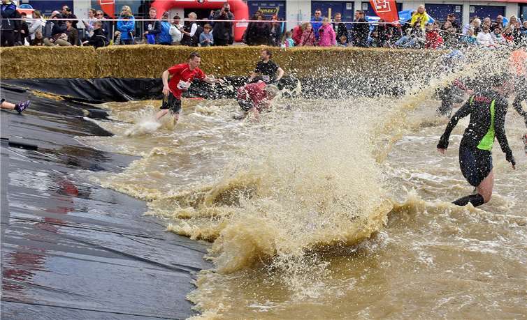 Bei Temperaturen von über 25 Grad sorgte die Rutschpartie ins kühle Nass für eine kräftige Abkühlung.